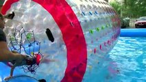 Un et un à un un à et des balles pour amusement amusement géant dans enfants de plein air récréation piscine à Il eau
