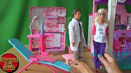 Avec Enceinte poupées Barbie vidéo a rendu visite au Dr Kevin brides