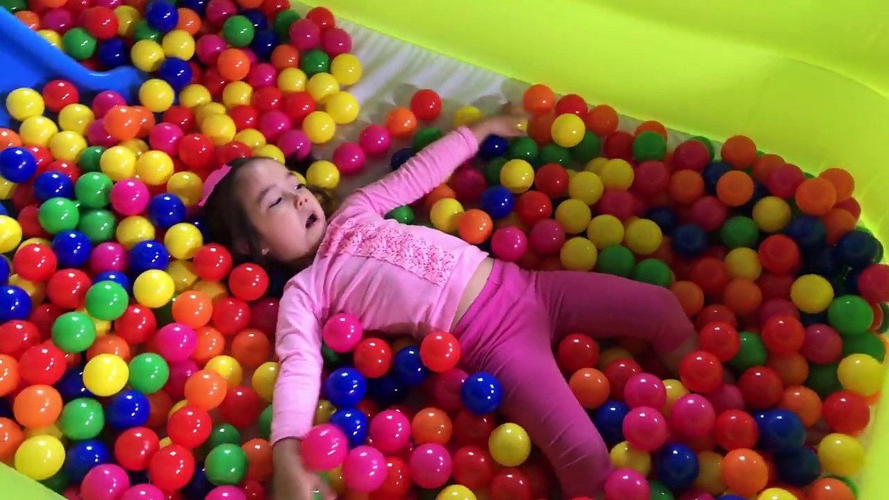 Learn Colors with Baby and Balls, Finger Family Song Nursery Rhymes for Kids