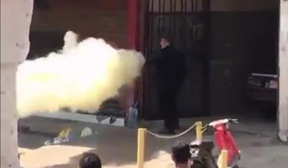 Bıçaklı saldırgana yangın tüpüyle müdahale