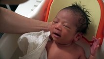 生後10日の赤ちゃん ママお家で初めての沐浴（お風呂）に悪戦苦闘【高画質 SONY HDR-CX900で撮影】