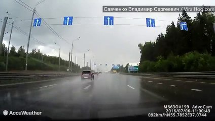 L'aquaplaning d'une Lamborghini sur une autoroute