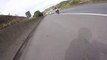 Ce motard en short et tongue chute de sa moto à grande vitesse
