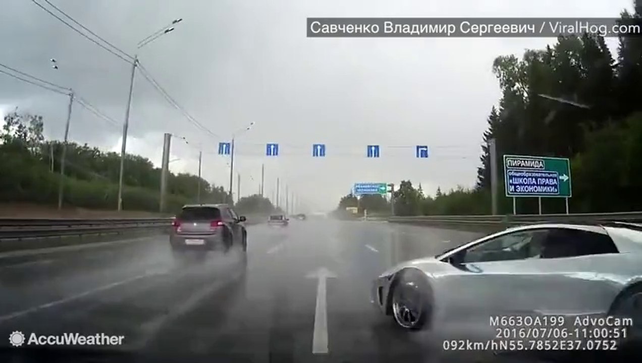 Cette Lamborghini part en aquaplaning en doublant sur une autoroute détrempée