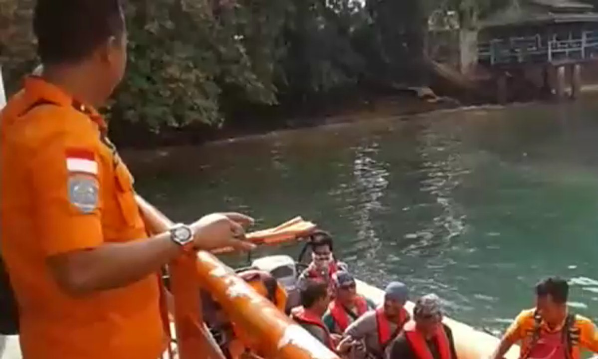 Petugas Basarnas Cari Korban Tenggelam Tabrakan Kapal