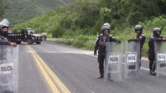Alumnos de Ayotzinapa liberan a los policías retenidos en el sur de México