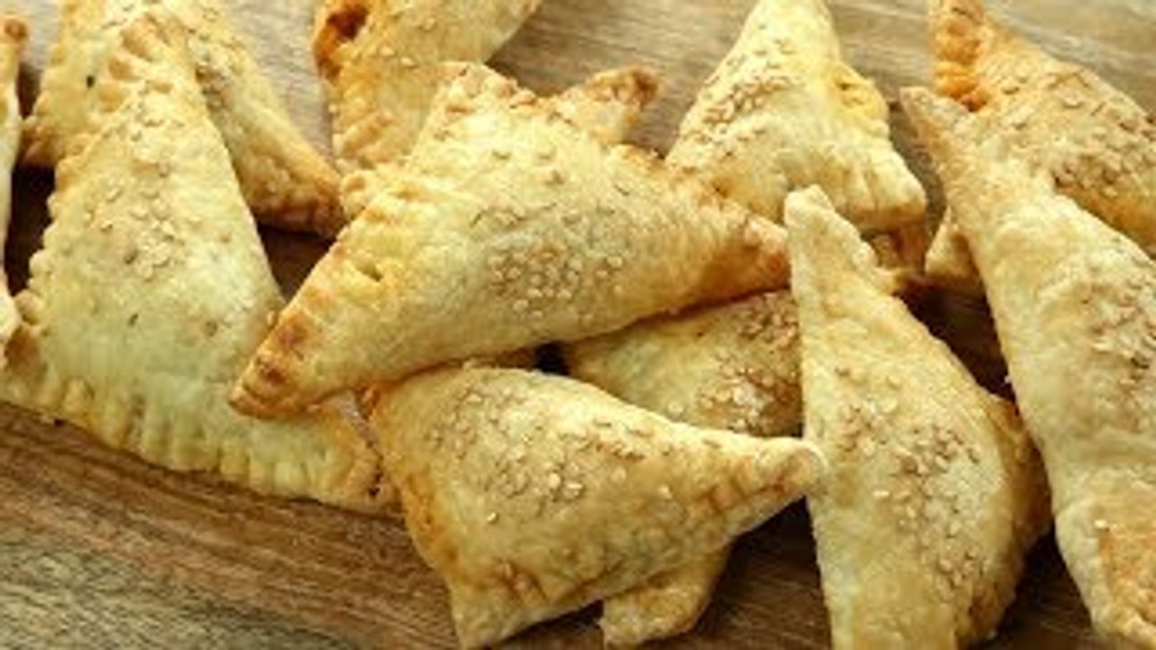 Chicken Puffs | Chicken Pattice Recipe | Chicken Puffs Pastry Indian Style | Chicken Recipe | Varun