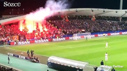Moskova taraftarları sahaya meşale fırlattı!