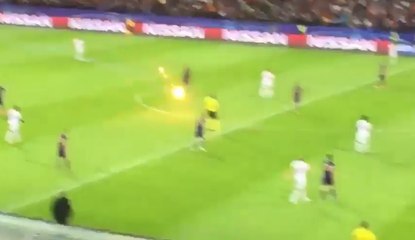 Un supporter du Spartak Moscou tire une fusée sur l'arbitre Deniz Aytekin !