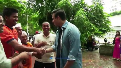 Vivek Oberoi Interacts With The Audience At Arora Talkies, Matunga For His Film Vivegam