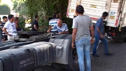 Kamyon Kasası Metro Geçidine Sıkıştı