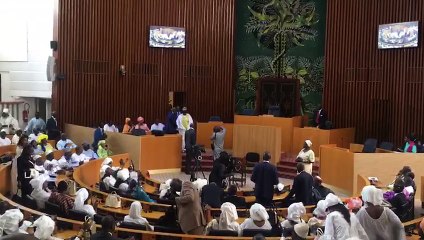 Entrée de Moustapha Niasse dans l’hémicycle sous les applaudissements