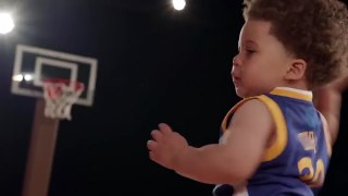 勇士隊Stephen Curry釋出最新的球鞋廣告 可愛的小寶寶穿著Curry的球鞋