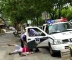 Polis Şiddeti Kamerada; Kadını Kucağındaki Çocuğuyla Birlikte Yere Attı