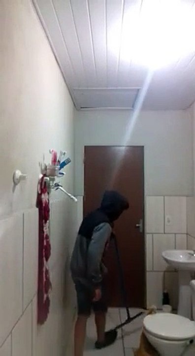 Il tente d'attraper un rat avec son chat mais rien ne se passe comme prévu