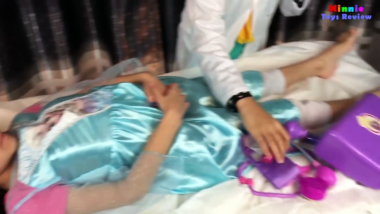 Doc McStuffins Farting Princess Tummy Ache Checkup Gives Needle & Check Up Shot Minnie ToysReview