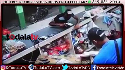Cámara capta en video atraco a mano armada en colmado de sector Alma Rosa-Video