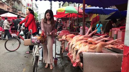 بالفيديو.. سيدة تثير الجدل بطبخ فرخة كاملة بدون نار داخل مقر العمل