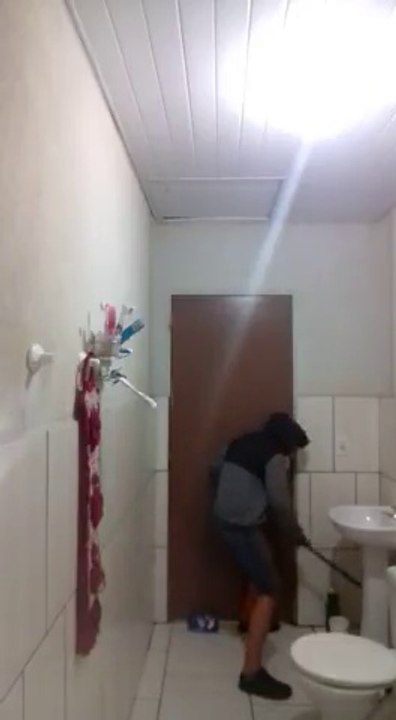 Qui a le plus peur du rat, l'homme ou le chat... Tellement drole!