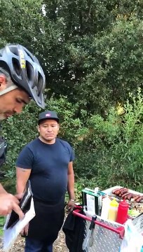 Un vendeur de hot-dog privé de son argents par un policier ! WTF