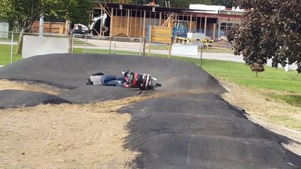 Il détruit son scooter sur un skatepark.. quel abruti !