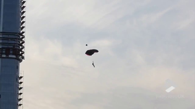 Il perd une chaussure en plein saut BASE JUMP d'un immeuble en Russie !