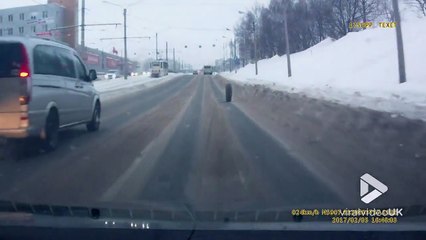 Ce bus perd un pneu qui se balade sur l'autoroute tout seul !