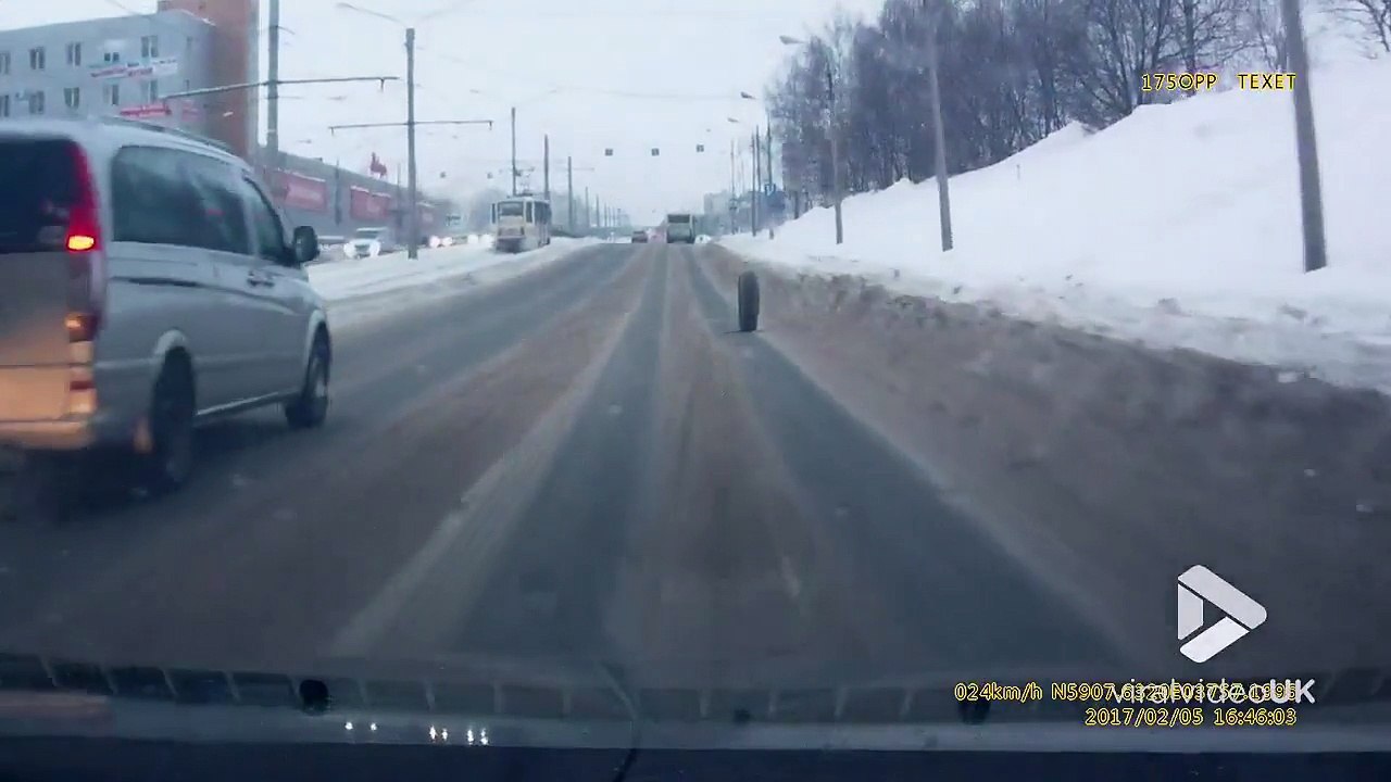 Ce bus perd un pneu qui se balade sur l'autoroute tout seul !