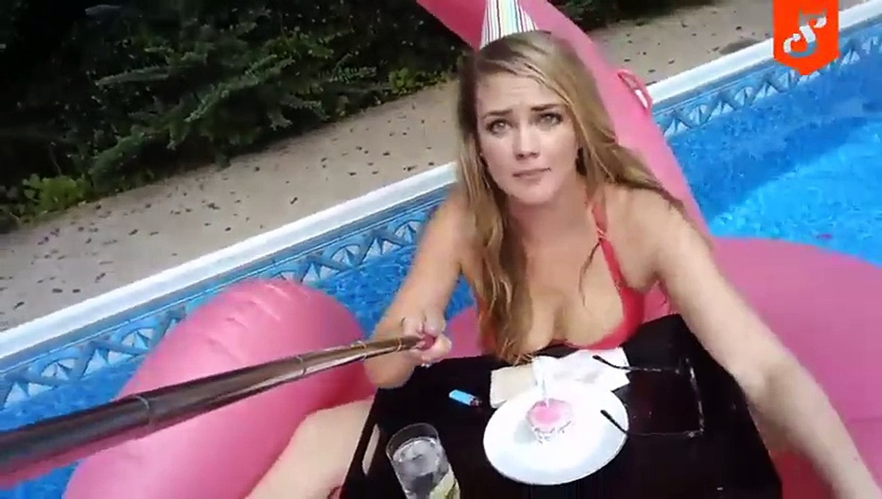 Selfie Vidéo sur une bouée flamant rose... et tombe dans la piscine !!