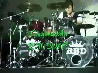 Ucker tocando bateria