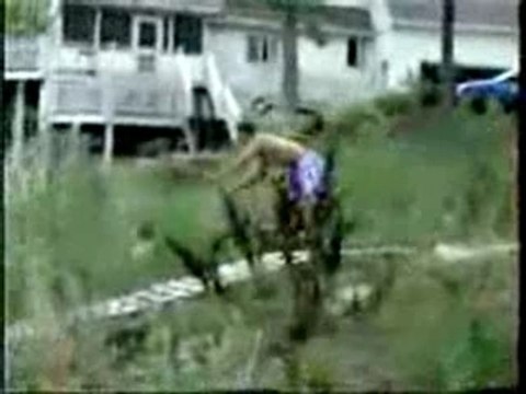 régis fait un saut en vélo