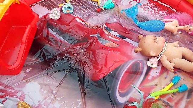 Havuz havuz içinde, elif ve prensesler havuzun içinde ::))