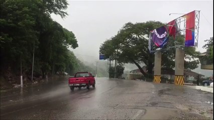 El huracán Max toca tierra en la costa del Pacífico mexicano