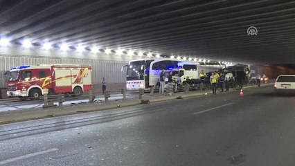 Otomobil Alt Geçitte Bariyerlere Çarptı: 1 Yaralı