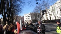 Гапоненко зачитывает текст митинг Рига Латвия 4 4 2017