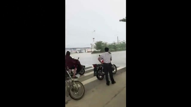 ¡Increíble ! Una cortina de lluvia a pocos metros