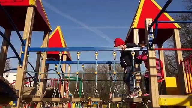 Et carrousel enfants enfants sur autres Cour de récréation en jouant faire glisser le le le le la jouets avec