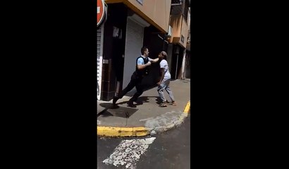 Un gendarme met un coup de coude à un mineur.