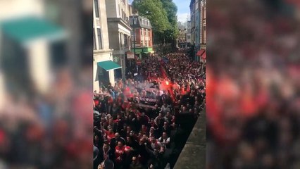 Les supporters de Cologne mettent une ambiance de dingue dans les rues de Londres