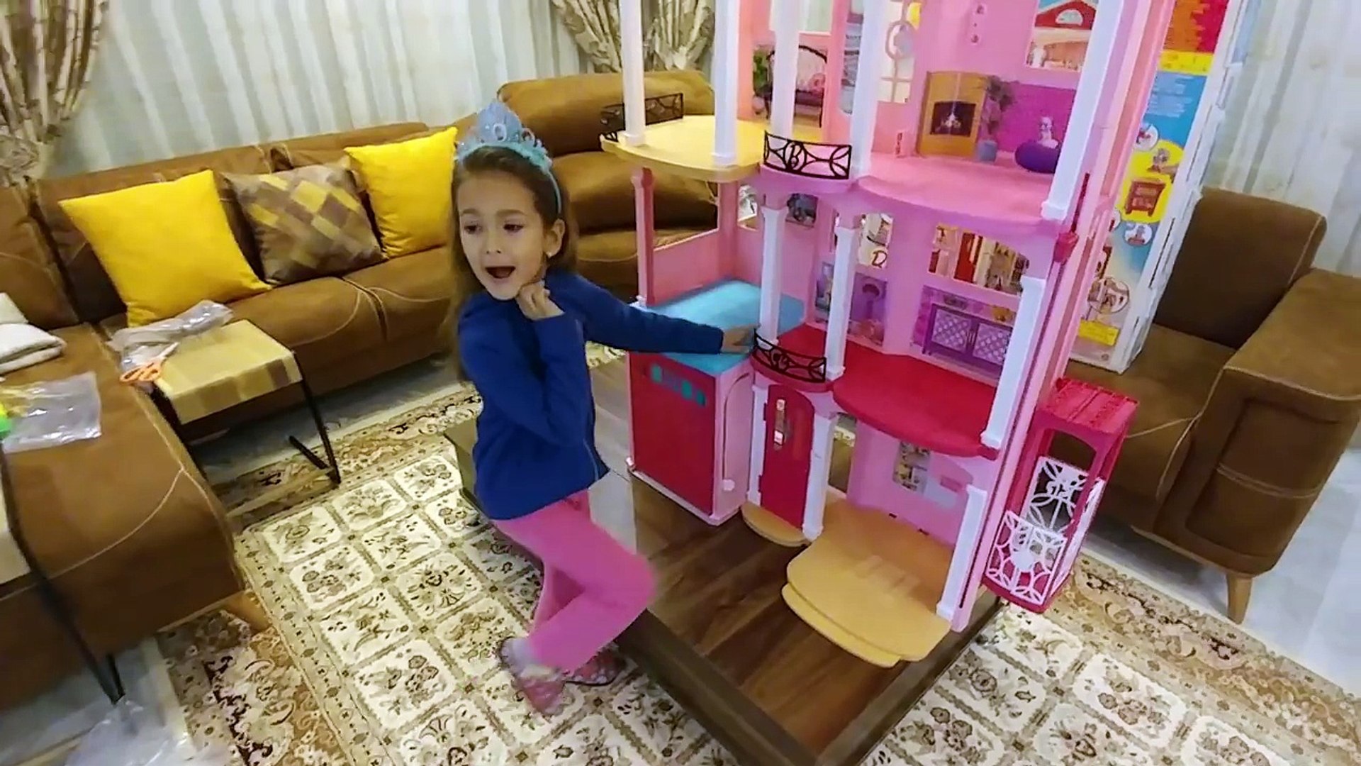Barbie rüya evi aksesuarlarını tamamlıyoruz, eğlenceli çocuk videosu -  Dailymotion Video