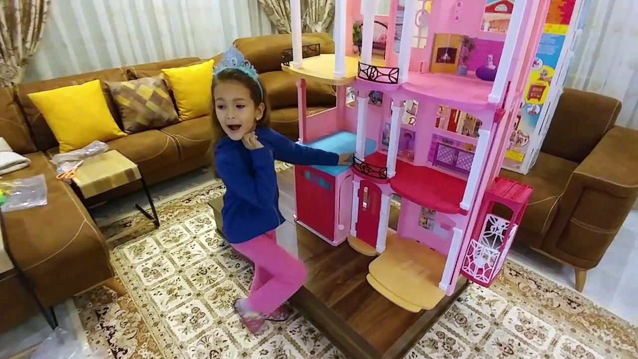 Barbie rüya evi aksesuarlarını tamamlıyoruz, eğlenceli çocuk videosu