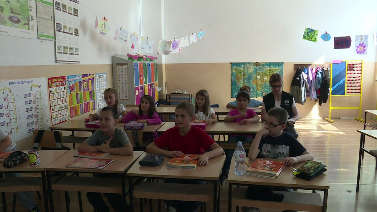 Steckengeblieben in belgrad: schulbeginn für flüchtlingskinder
