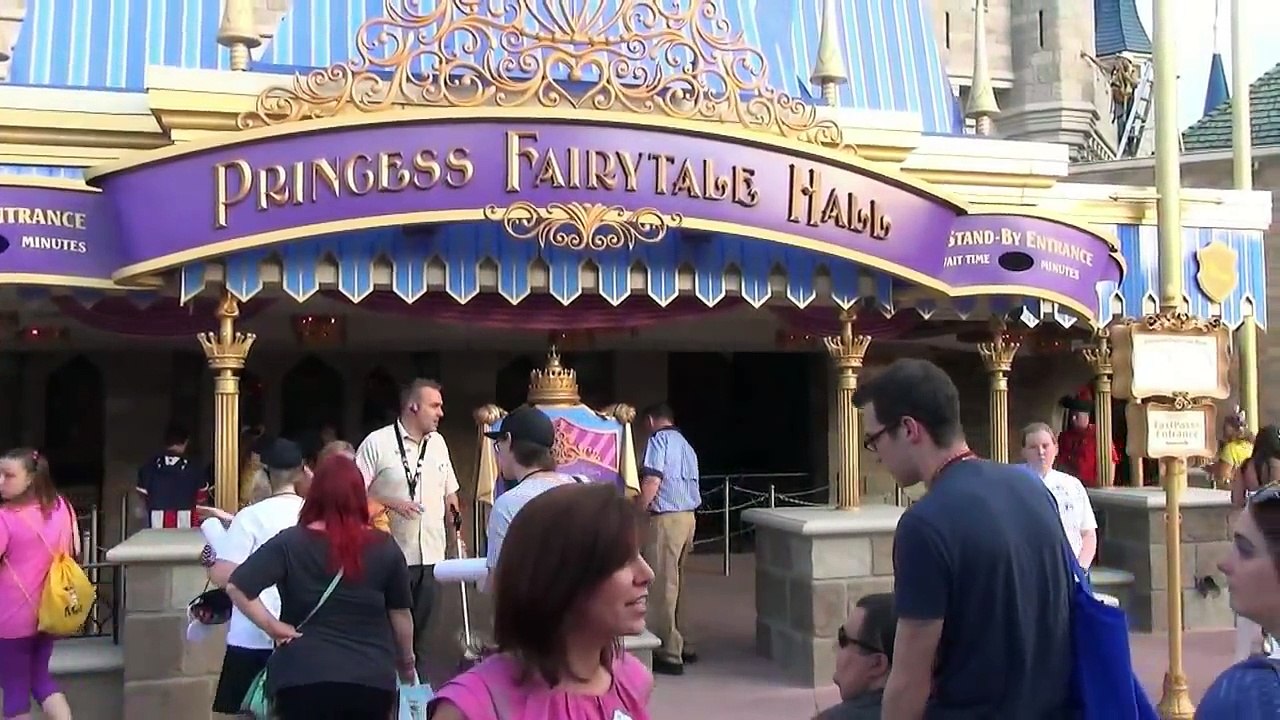Disney Princess Fairytale Hall Tour - Rapunzel Shows Smolder; Snow White Asks About Grumpy Cat Shirt