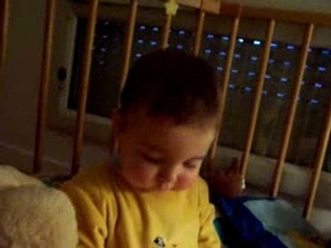 bébé Bop dort debout