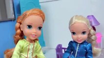 Et garder les enfants Couches caca le le le le la les tout-petits jumeaux avec Anna elsa