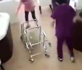 Pusetle Oynarken Bebeği Yere Düşürdü