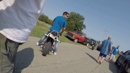 Скачать видео: Enorme Road Rage entre des étudiants à moto et des Redneck américains agressifs