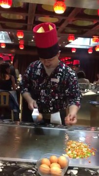 Ce cuisinier japonais est hilarant et talentueux! Quel show!