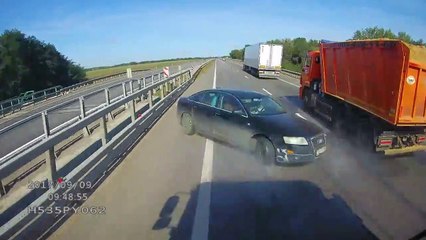 Скачать видео: Ce chauffard veut doubler des camions par la droite... Raté!