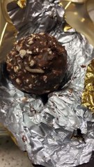 Duniya Ki Famous Chocolate Se Keera Nikal Aya